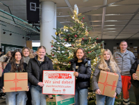 Schüler mit Paketen für die Weihnachtstrucker